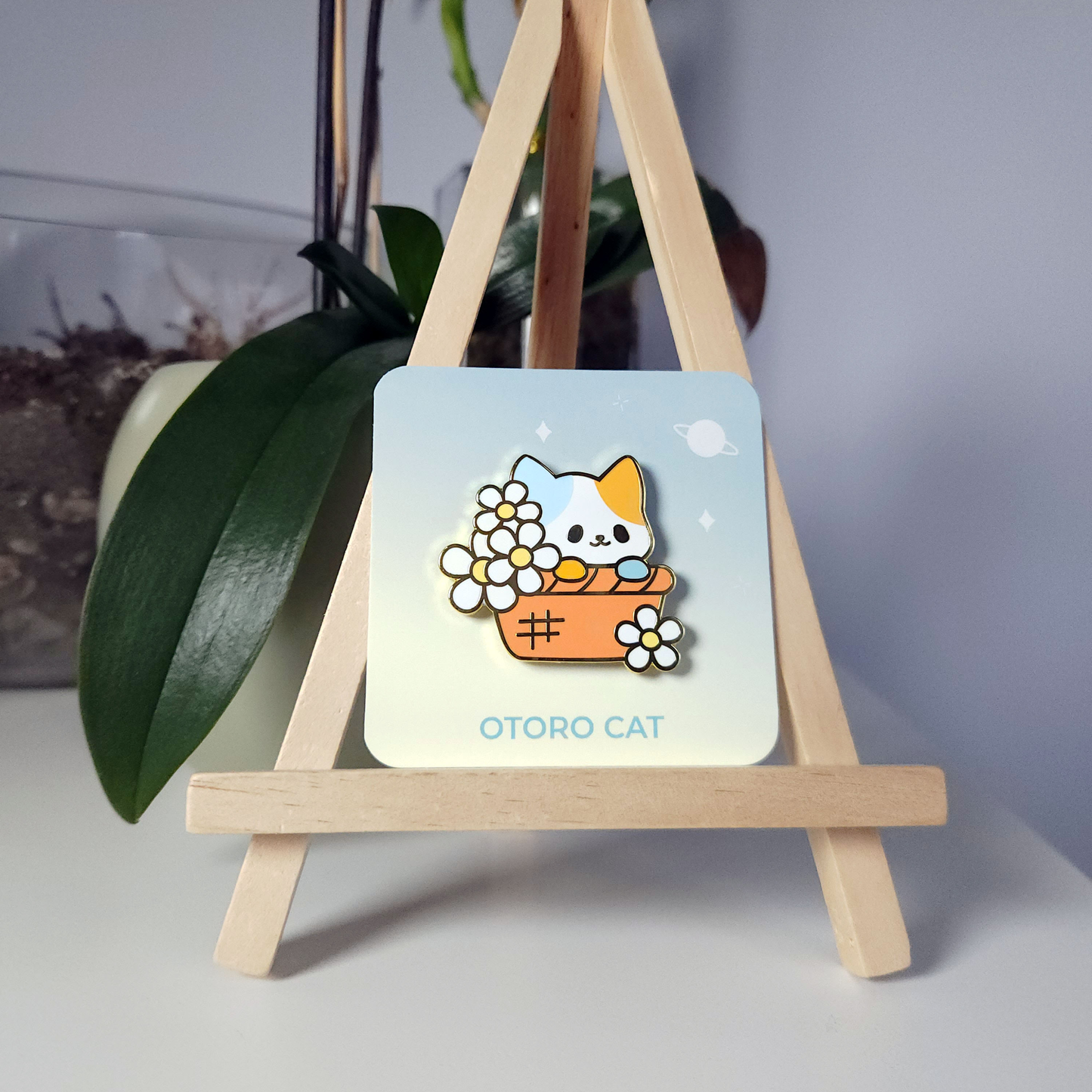 Calico Cat in a Basket Enamel Pin - Charming Feline Elegance with Daisies